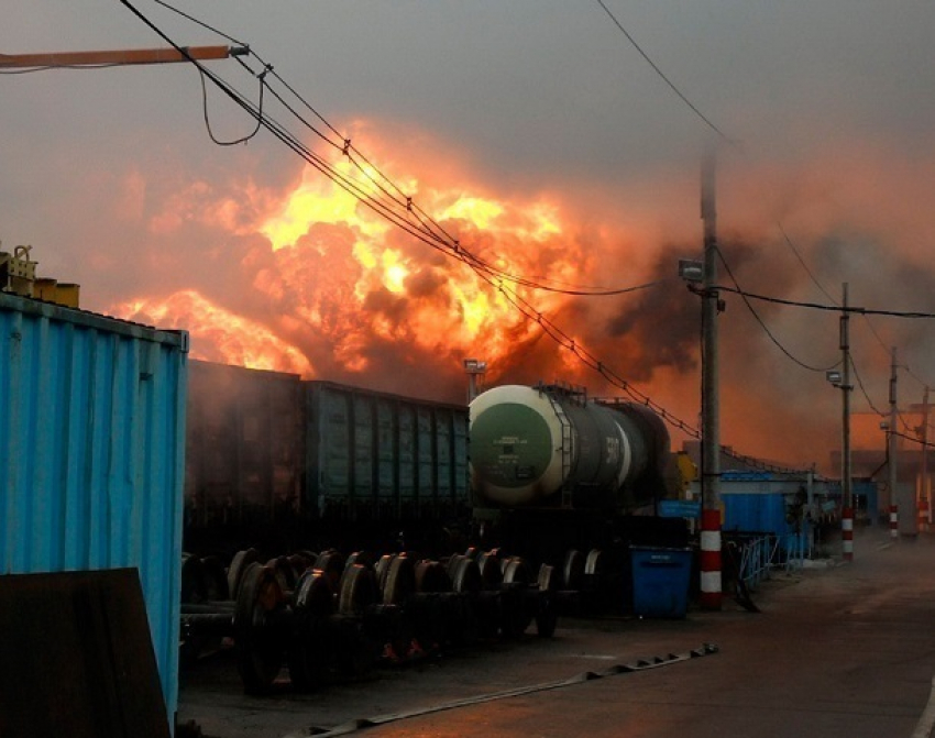 16 груженных серой вагонов загорелись на железной дороге под Волгоградом