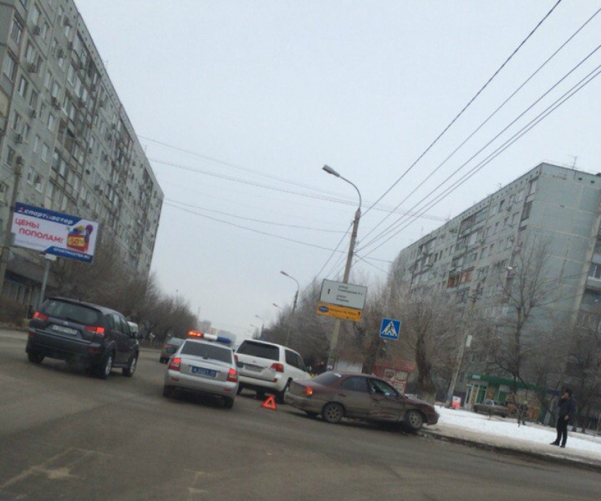 В Волгограде напротив Казанского собора столкнулись две иномарки