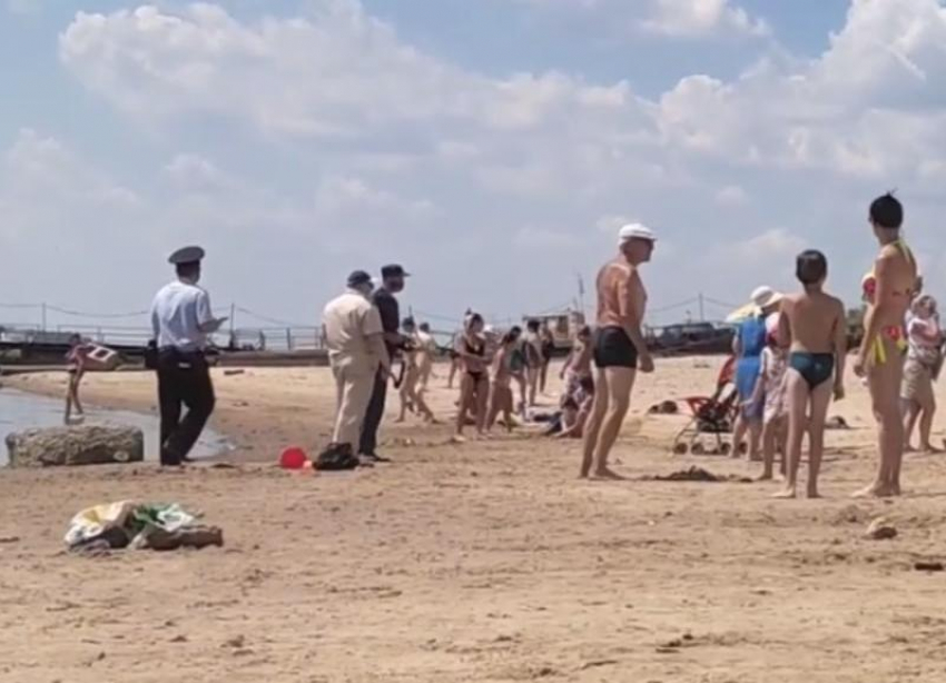 Волгоградцев прогоняют с пляжей купаться за деньги на Бобры