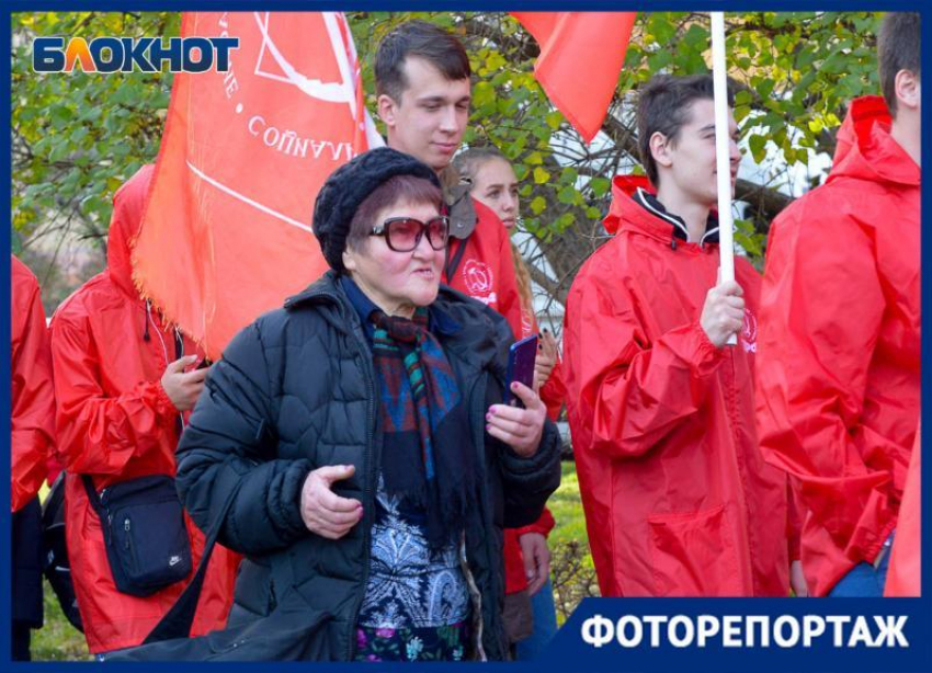 Как отметили 102-ю годовщину Октября в Волгограде