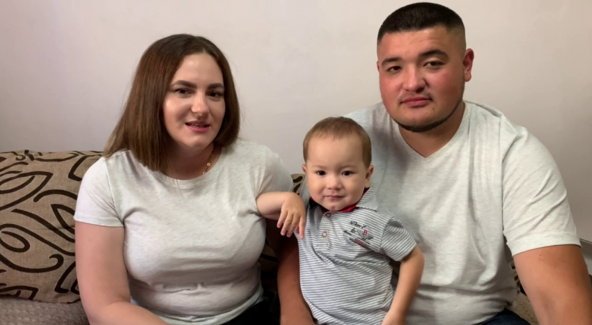«Мы поистине счастливая семья»: история волгоградцев с сыном, спасенного уколом за 160 млн рублей