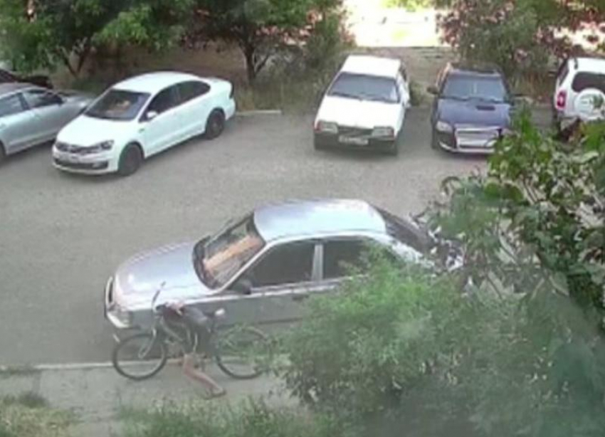 Тренды TikTok с колпачками добрались до Волгограда: автомобилисты «застукали» школьника на видео