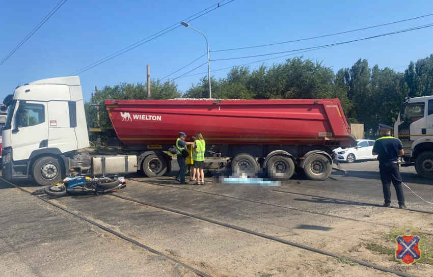 Труп лежит на рельсах: байкера снес грузовик с щебнем в Волгограде