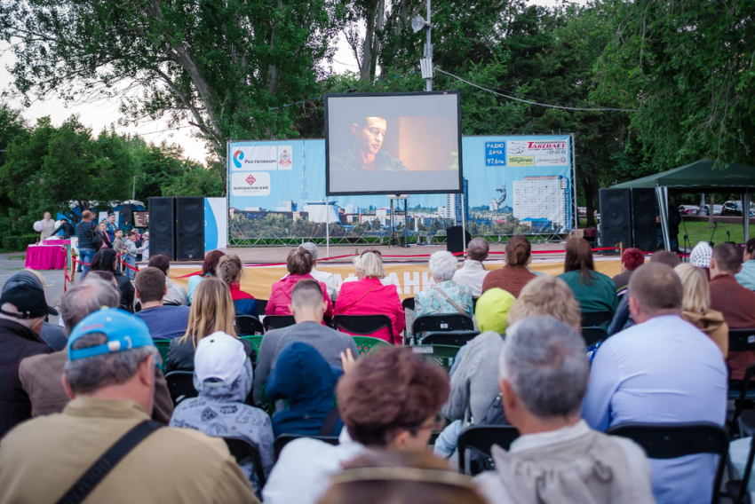 «Ростелеком» организовал «кино у фонтана» для жителей Волгограда