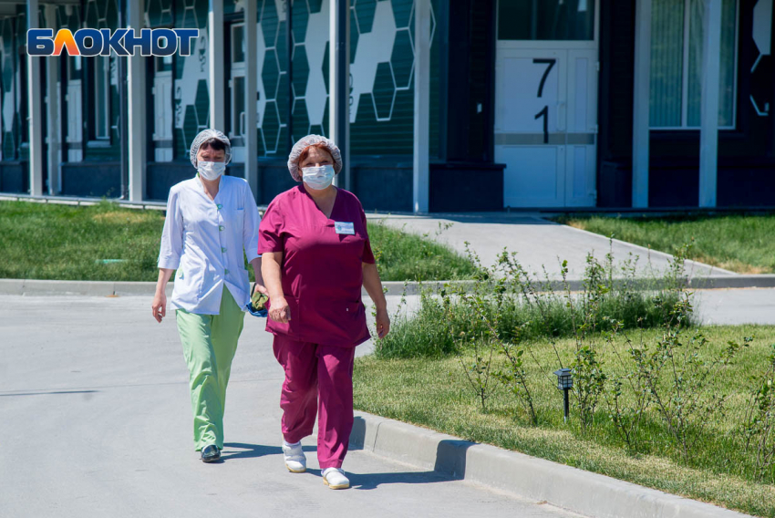 Медработников из Волгоградской области лишили доплат за работу с больными коронавирусом