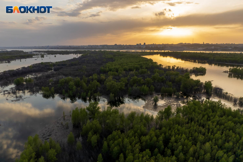 Смерть, пожар, разрушенные дома: названы последствия ночной массированной атаки ВСУ на Волгоград