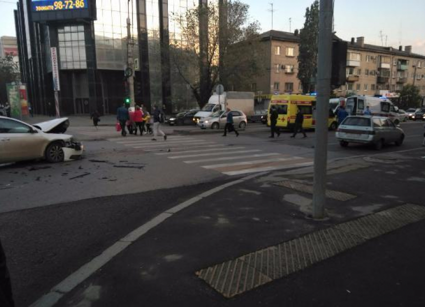 В центре Волгограда иномарка протаранила «Скорую помощь»