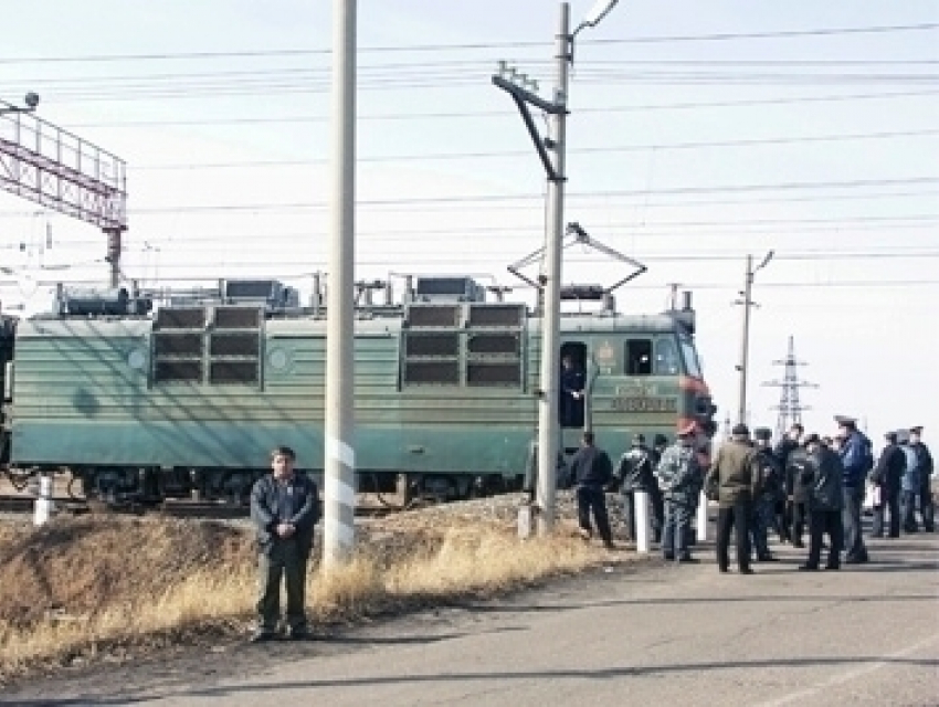 На Спартановке в Волгограде тепловоз снес «Оку», застрявшую на ж/д переезде