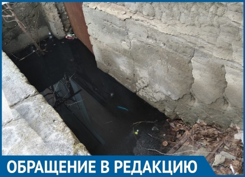 Из-за прорвавшейся канализации в доме на юге Волгограда дети вынуждены умываться в школе 