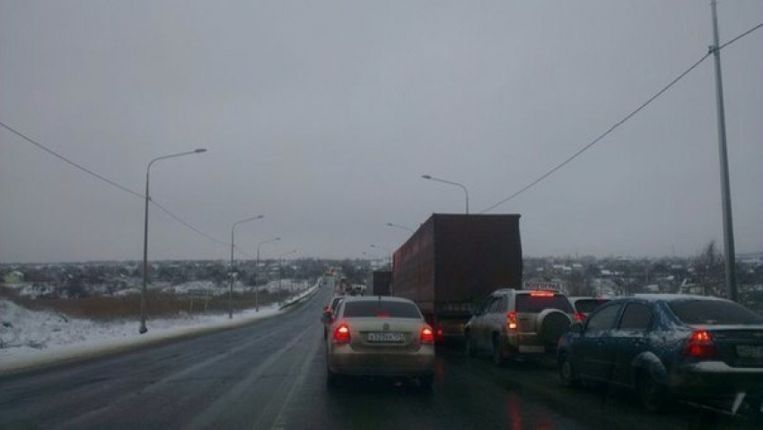 В Волгограде из-за тройного ДТП образовалась многокилометровая пробка 