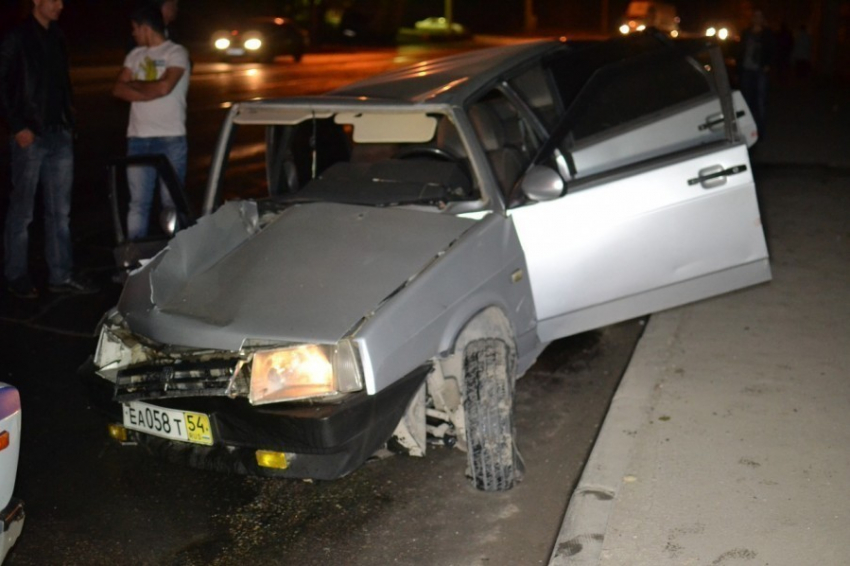 Под Волгоградом водитель ВАЗ-21099 без прав влетел в столб: 1 погиб, 2 в больнице