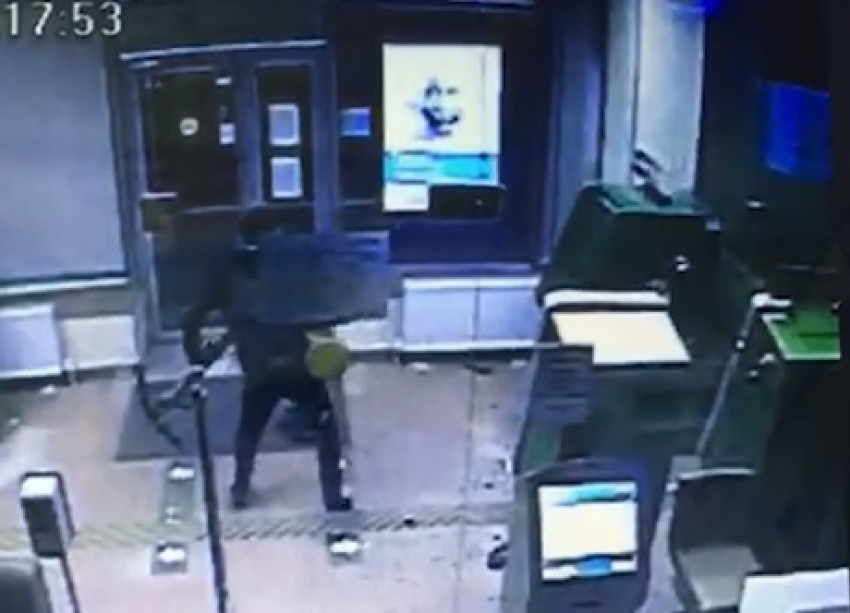 Волгоградец электросамокатом взломал банкомат в офисе Сбербанка: видео