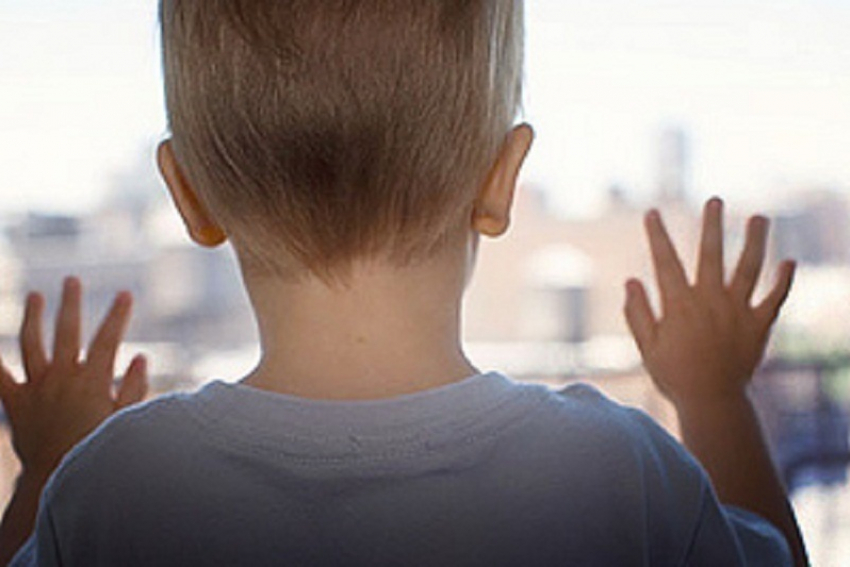 В Волгограде двухлетний малыш выпал из окна 