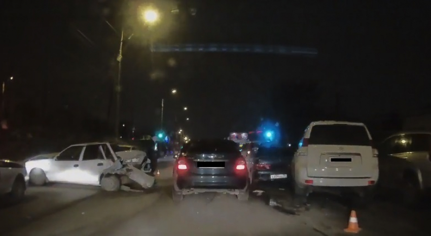 Опубликовано видео с места ДТП, где федеральный судья на Land Cruiser протаранил четыре авто