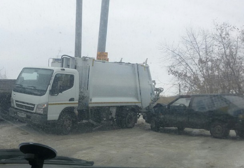 "Девятка» протаранила мусоровоз на Тулака в Волгограде