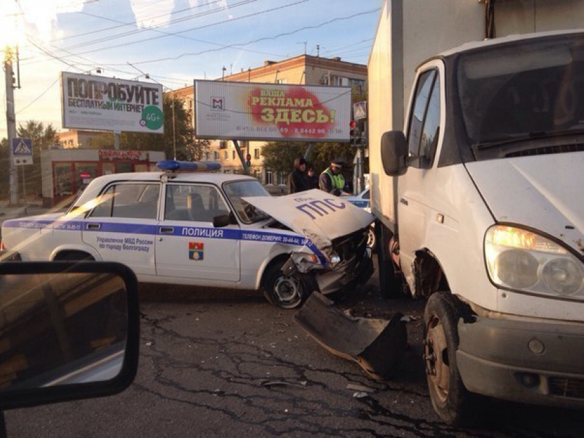 Полицейская машина попала в ДТП в Волгограде