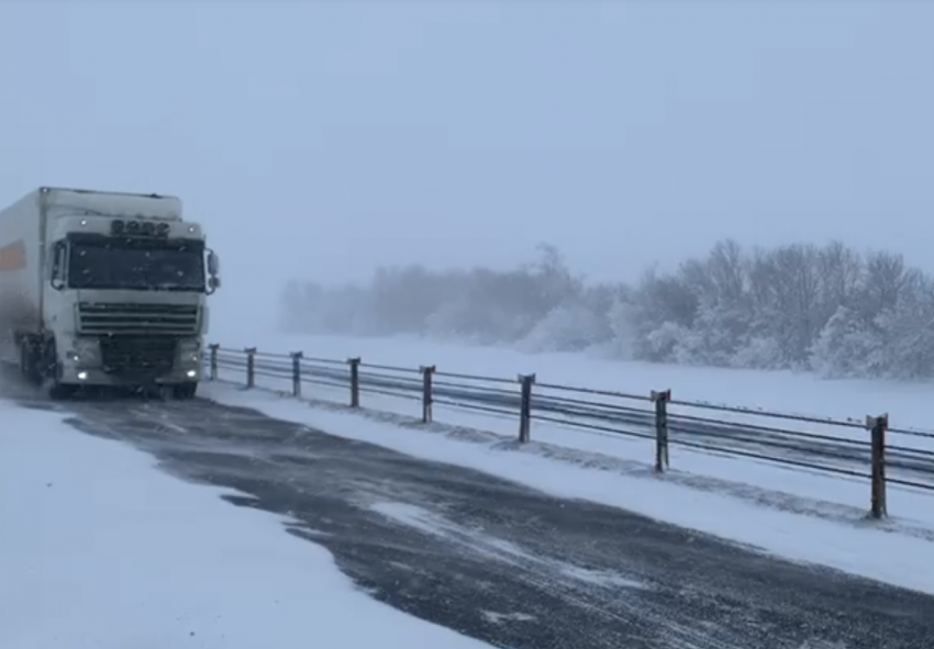 Фролово в Волгоградской области накрыло снежной бурей: видео с трассы