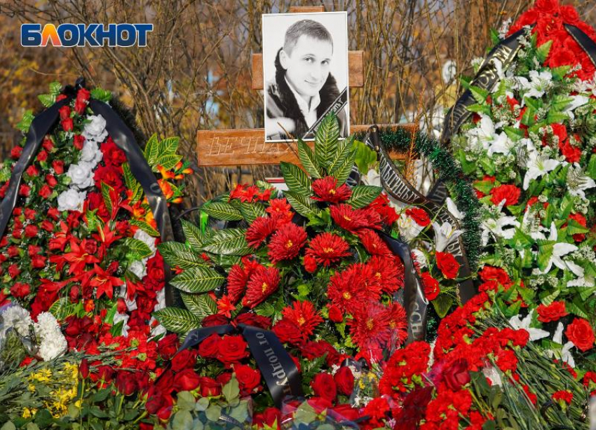 Похоронили рядом с бабушкой: в Волгограде простились с убитым после переписки в родительском чате
