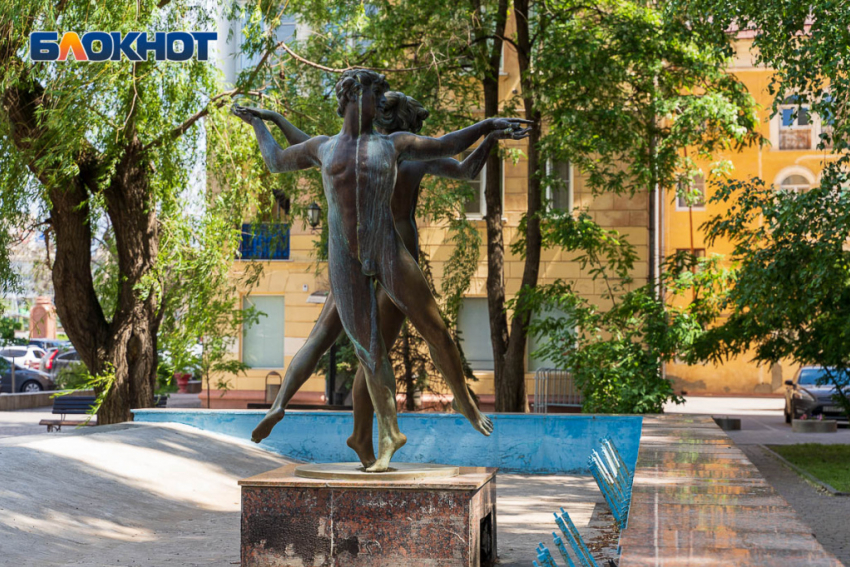 Обнаженная пара стоит в центре Волгограда 20 лет