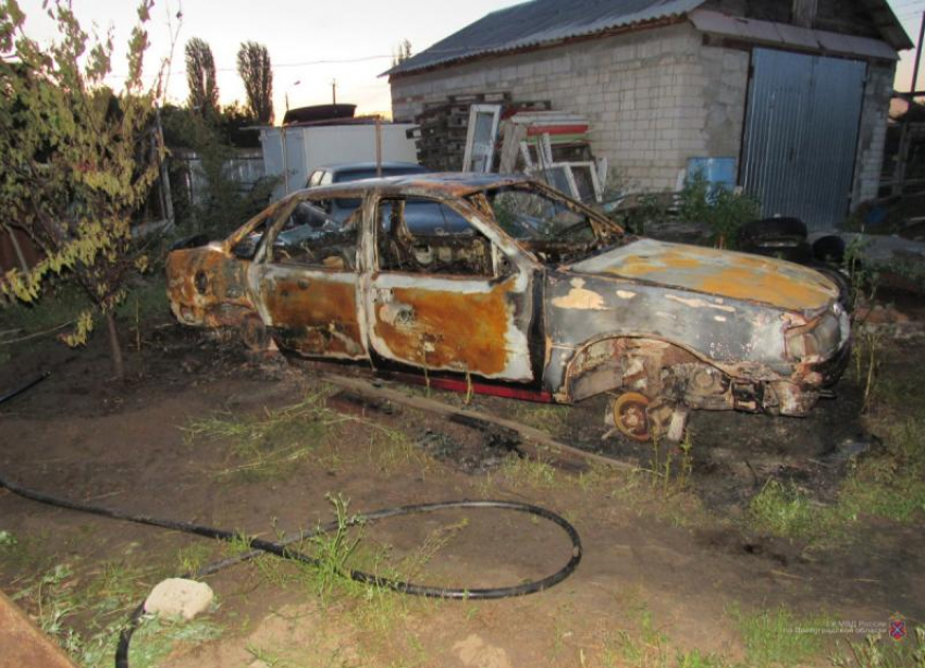 Селянин отомстил сопернику бывшей жены и сжег его машину в Волгоградской области 