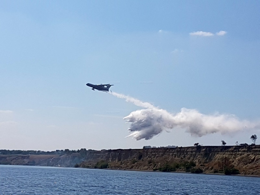 Более 750 тонн воды сбросили самолеты МЧС на горящую Волгоградскую землю за минувшие сутки