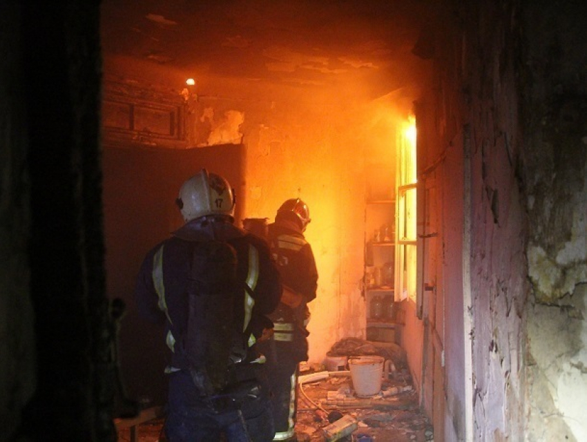 Молодая женщина загорелась в своей квартире в центре Волгограда