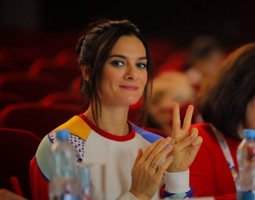 Земляки и почитатели уехавшей в Испанию чемпионки Исинбаевой массово встали на ее защиту 