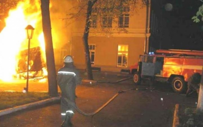 В Волгоградской области за ночь сгорели автобус, 2 авто и магазин 