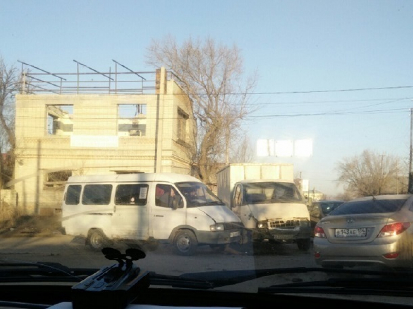 Грузовая «Газель» и маршрутка столкнулись в Волгограде