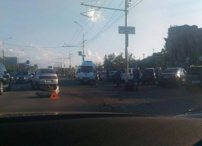 В Волгограде у подножия Мамаева кургана «Лада» сбила мотоциклиста