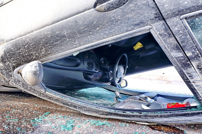 Под Волгоградом 27-летний мужчина без прав перевернулся на Рено и погиб