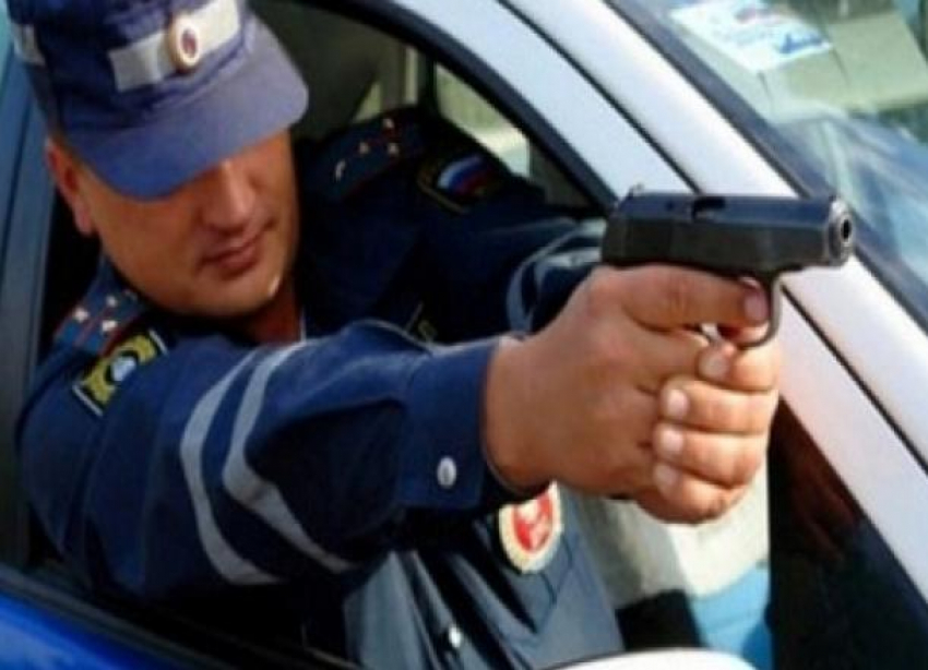 Полицейские открыли стрельбу по машине пьяного лихача в Волжском