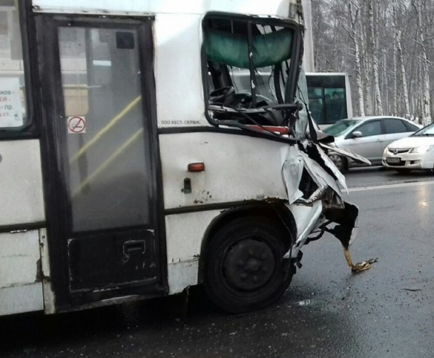 Стало известно точное количество пострадавших в столкновении троллейбуса с легковушкой в Волгограде