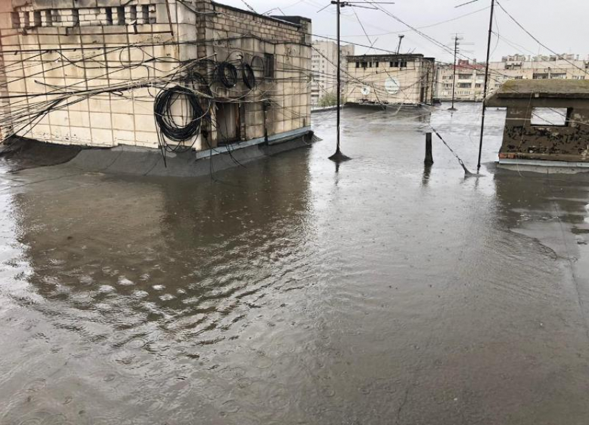 На крыше бассейн, в квартирах потопы: девятиэтажку залило до первого этажа из-за бездействия УК «ЖЭУ на Ангарском»