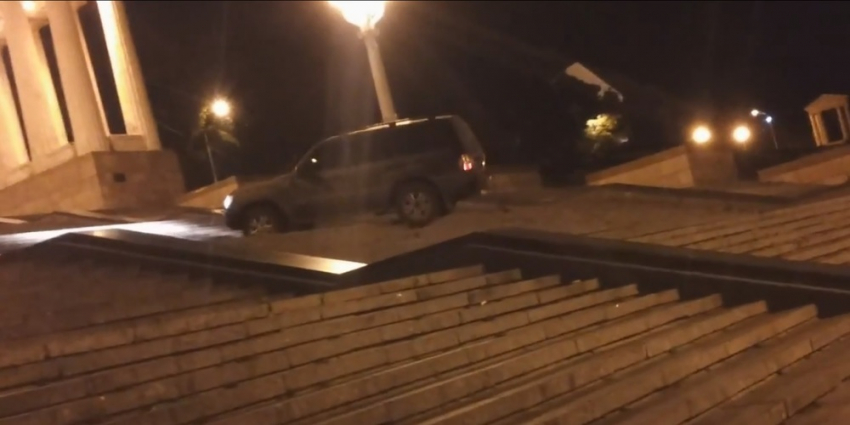 В Волгограде внедорожник поднялся по ступенькам Центральной набережной