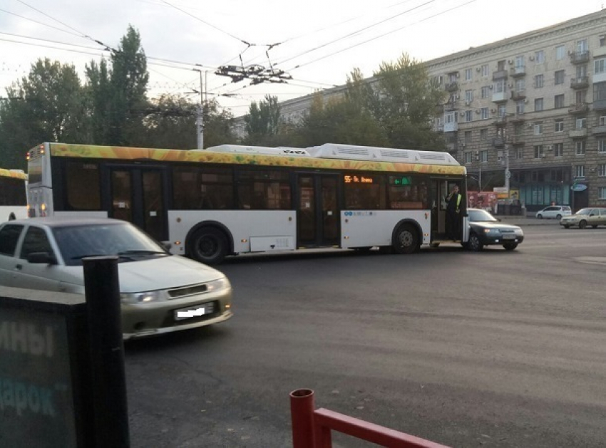 Автобус «Питеравто» протаранил «Ладу» в центре Волгограда