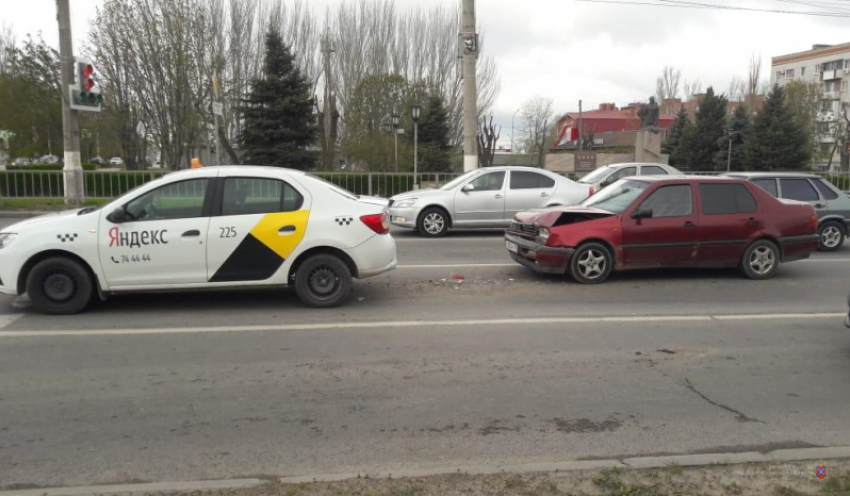 Водитель Volkswagen Polo врезался в машину «Яндекс.Такси» в Волгограде: пострадала 34-летняя женщина
