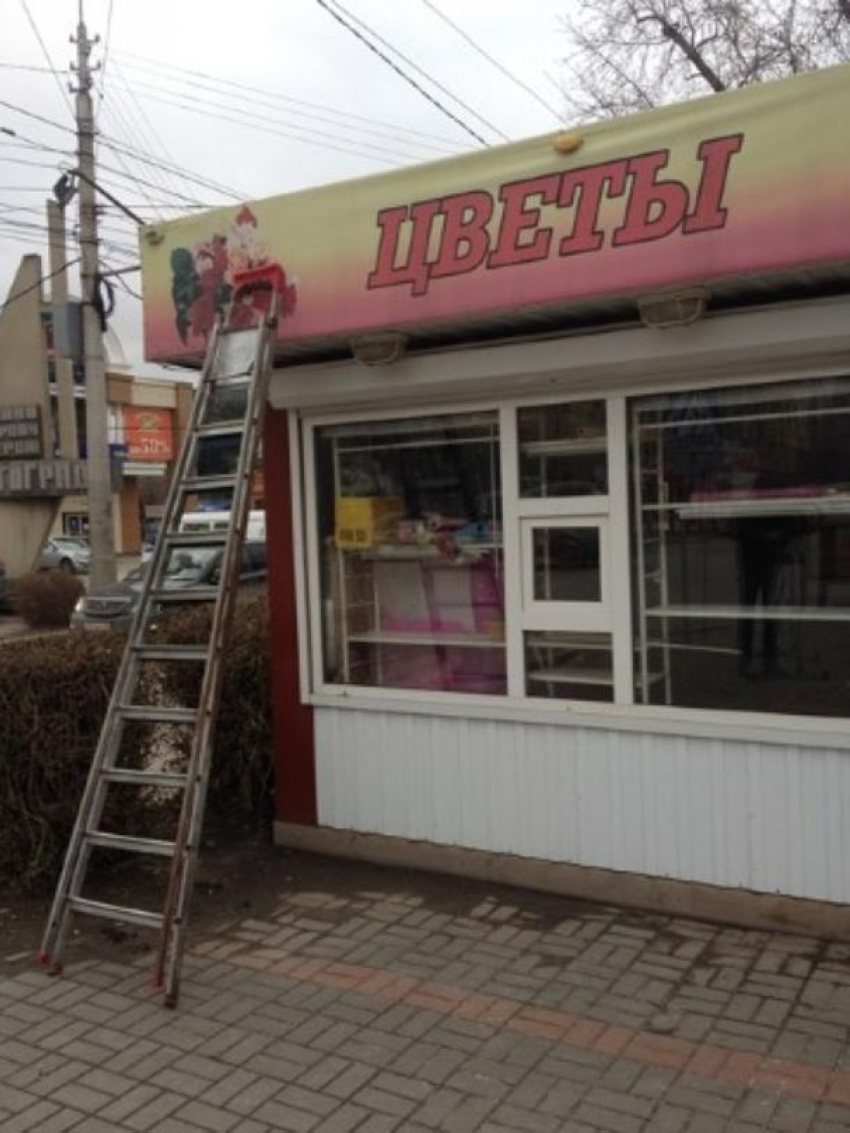 На улице Рабоче-Крестьянской в Волгограде сносят незаконные киоски