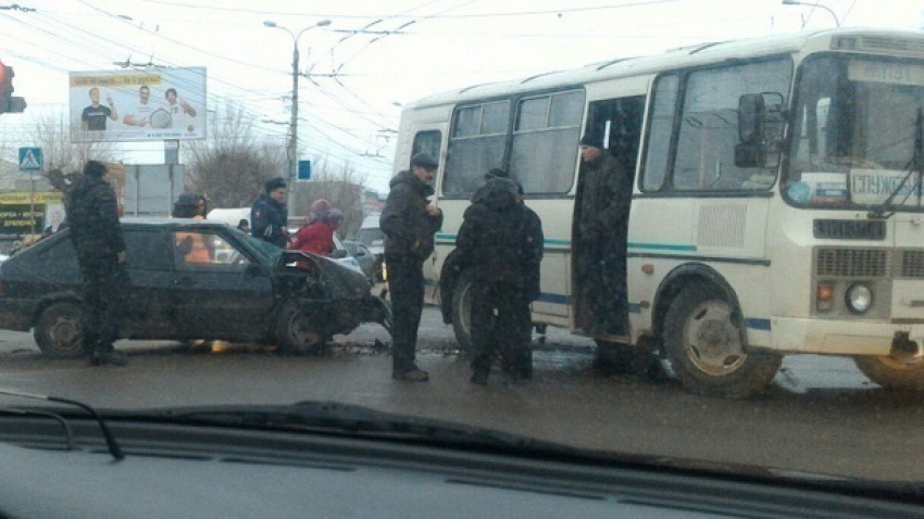 ВАЗ протаранил служебный автобус в Краснооктябрьском районе Волгограда