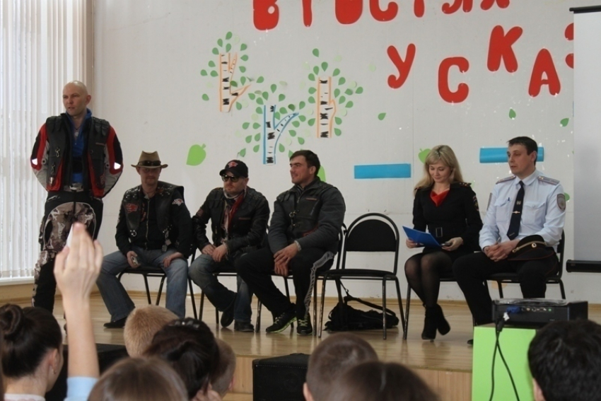 В Волгограде «Ночные Волки» рассказали школьникам, как управлять скутером