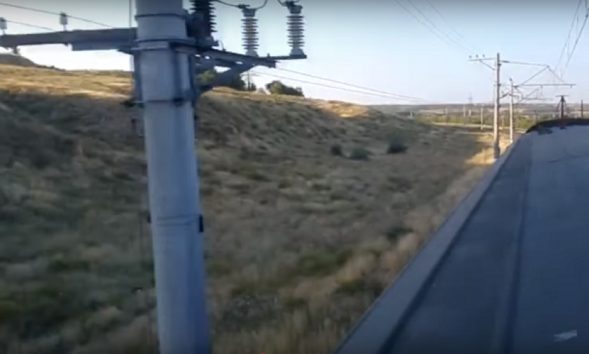 В Сеть попало видео катания молодого экстремала на крыше волгоградской электрички ﻿