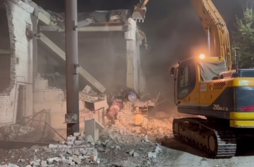Работали всю ночь: под завалами взорвавшейся насосной на юге Волгограда могут оставаться люди