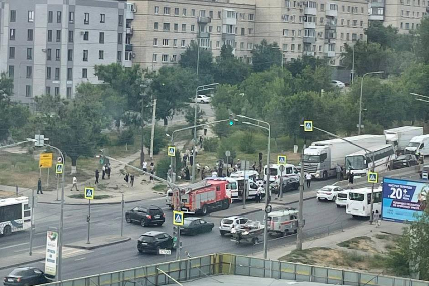 Около 10 машин попали в ДТП в Волгограде — шок-видео