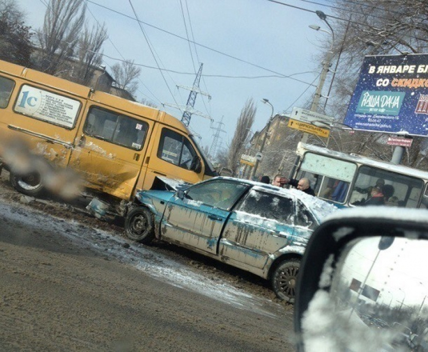 Маршрутка попала в ДТП на севере Волгограда