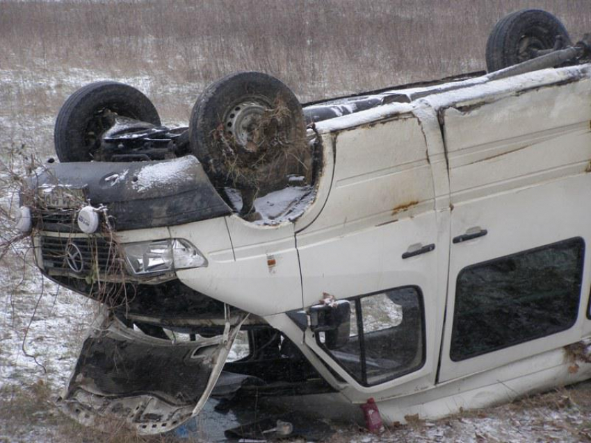 Под Волгоградом перевернулся микроавтобус Mercedes: погиб водитель