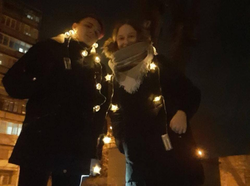 Флешмоб с фонариками провели в Волгограде сторонники Навального