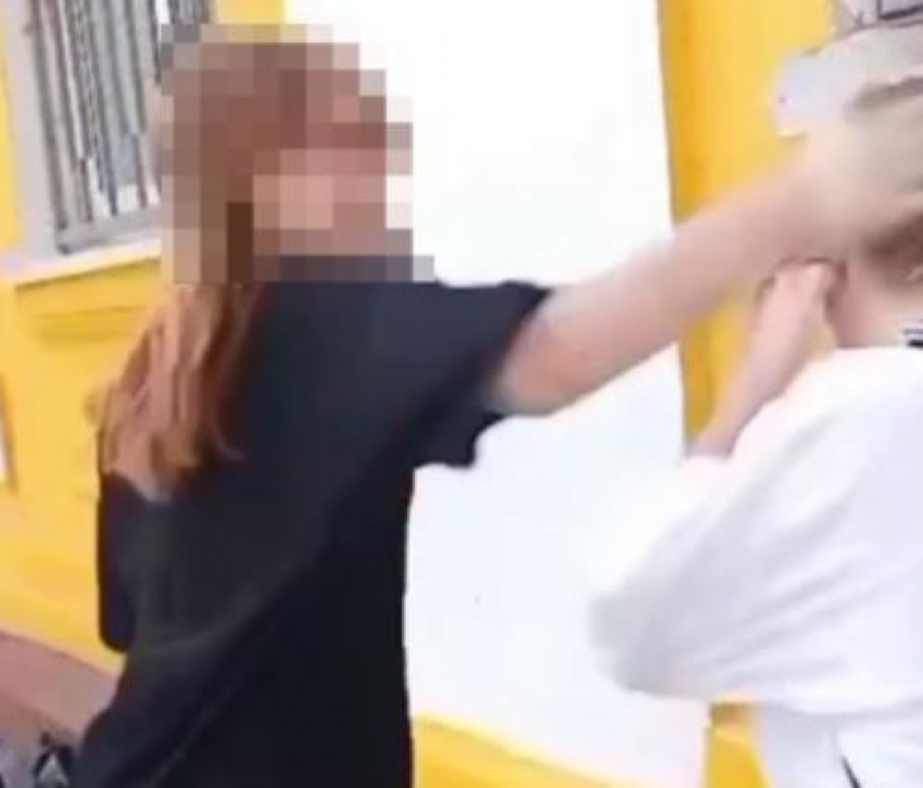 «Ты и пощечину получишь, и извинишься»: разборки «по понятиям» в волгоградской школе попали на видео