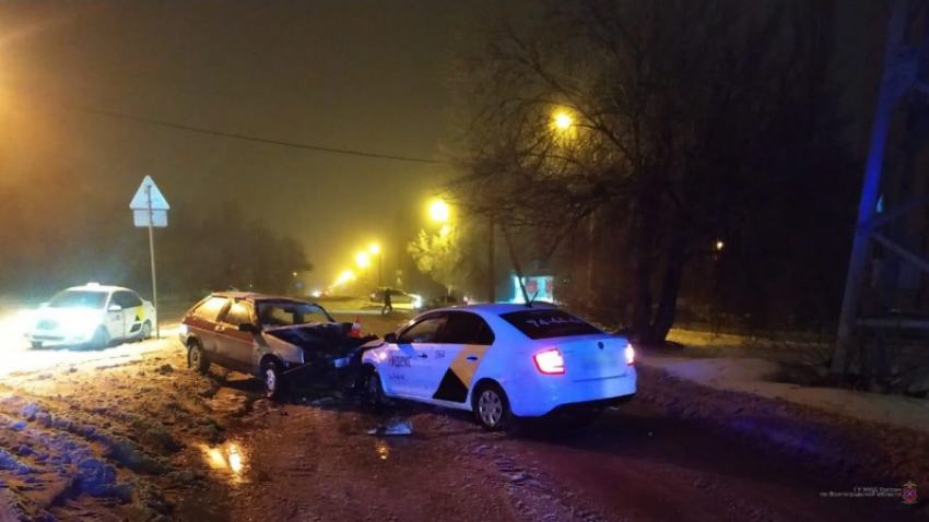 Пьяный водитель такси устроил ДТП в Волгограде