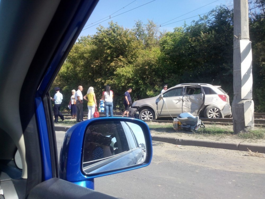 На юге Волгограда в ДТП две иномарки вылетели на трамвайные пути