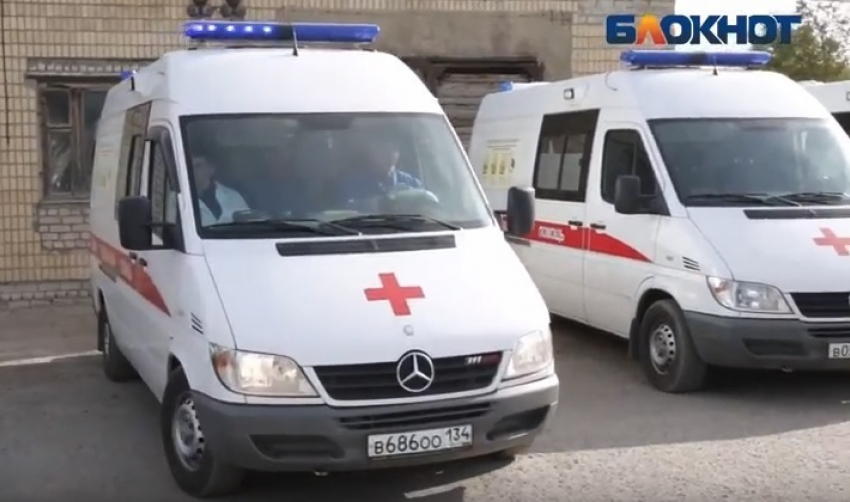 Скутерист протаранил Land Cruiser Prado и попал в больницу Волгограда